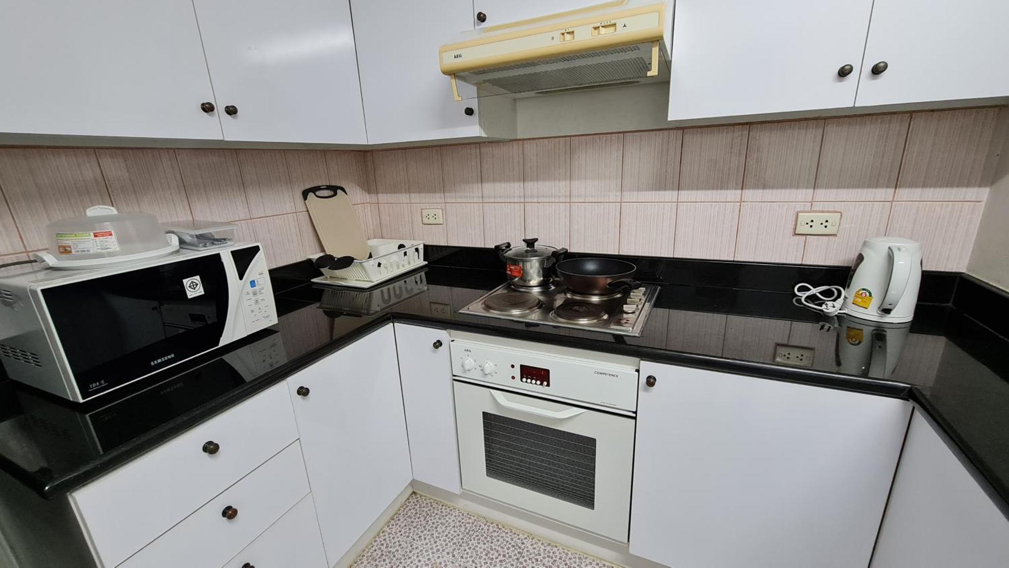 Service Thong Lo Ekkamai Prompong Apartment
