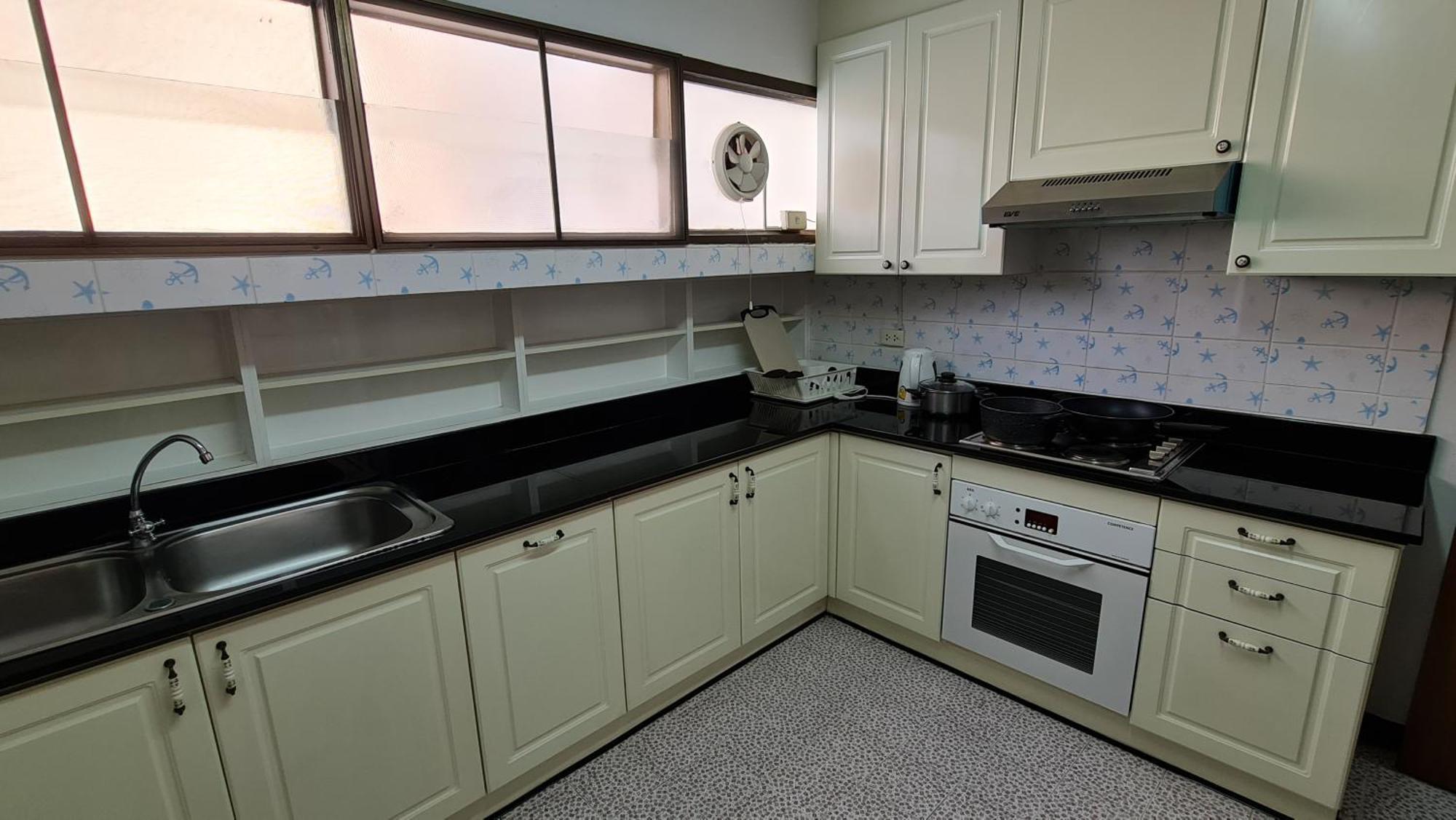 Service Thong Lo Ekkamai Prompong Apartment Bangkok