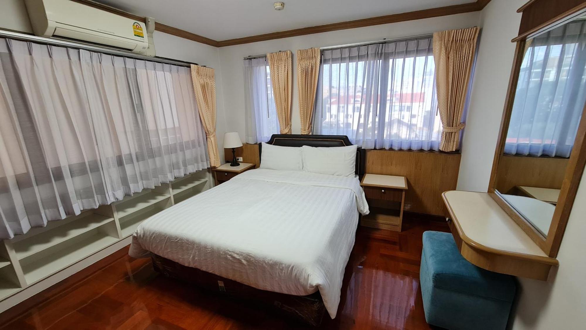 Service Thong Lo Ekkamai Prompong * Bangkok